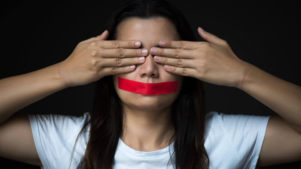 Imagen de una mujer con los ojos vendados